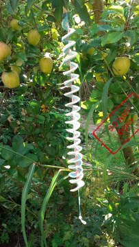 handgehäkelter windspinner in rosa-blau-weiß