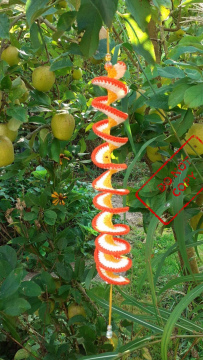 handgehäkelter windspinner in gelb-weiß-orange