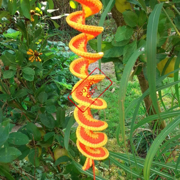 handgehäkelter windspinner in gelb-orange-gelb