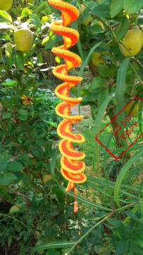 handgehäkelter windspinner in gelb-orange-gelb