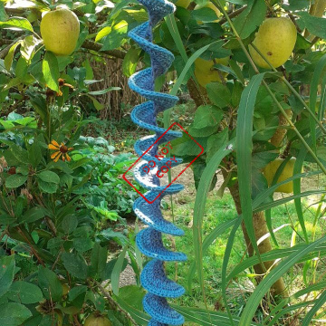 handgehäkelter windspinner in blauem farbverlauf mit lurex