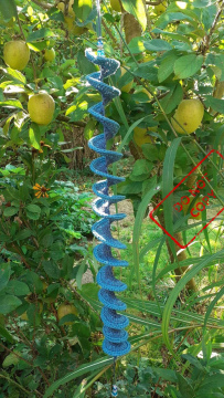 handgehäkelter windspinner in blauem farbverlauf mit lurex