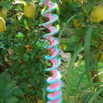 handgehäkelter windspinner in rosa-blauem verlauf